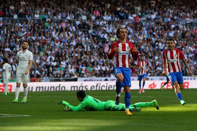 Antoine Griezmann se chystá odstartovat oslavy, právě dal gól do sítě Realu Madrid. Zápas o vládu nad městem skončil nerozhodně 1:1.