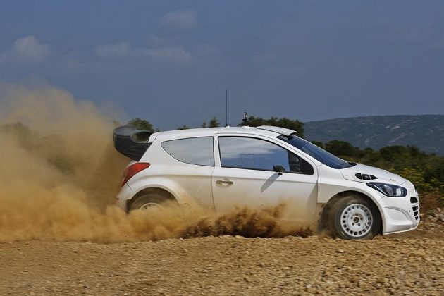 Vůz Hyundai i20 WRC při šotolinovém testu ve Francii.