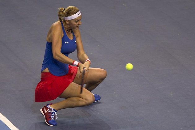 Petra Kvitová odpaluje v utkání s Caroline Garciaovou míč z těžké pozice.