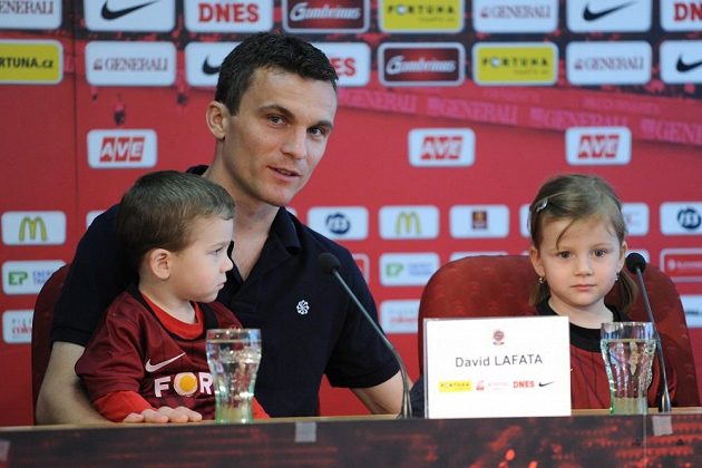 Útočník David Lafata s rodinou (syn Tonda a dcera Vanda) během tiskové konference Sparty k charitativnímu projektu Hledáme rodiče.
