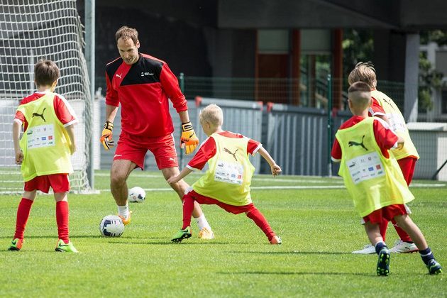 Brankář Petr Čech během tradiční fotbalové školy Petra Čecha na pražském Strahově.