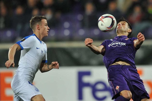 Liberecký Jan Sýkora přihlíží, jak Nikola Kalinič zpracovává míč při utkání Evropské ligy s Fiorentinou.