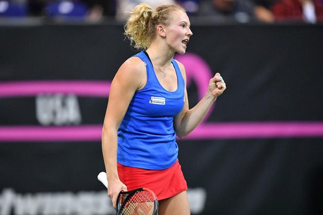 Kateřina Siniaková v zápase proti Alison Riskeové z amerického týmu ve finále Fed Cupu.