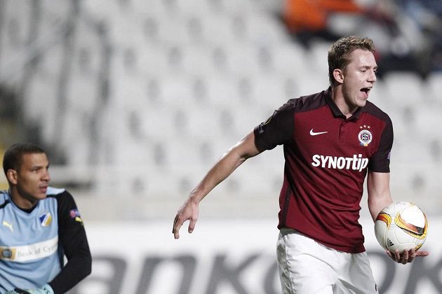 Sparťan Lukáš Juliš jásá po gólu, kterým vyrovnal stav utkání EL s APOELem.