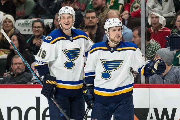 Vladimír Sobotka (71) se spoluhráčem Jayem Bouwmeesterem (19) ze St. Louis se radují ze vstřelené branky slávistického odchovance proti Minnesotě.