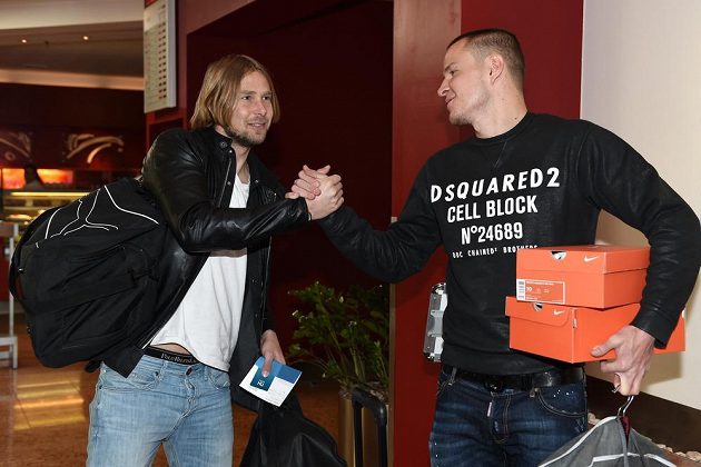 Jaroslav Plašil (vlevo) a Adam Hloušek se zdraví na srazu české fotbalové reprezentace před utkáním s Lotyšskem.