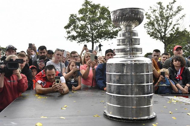 Fanoušci obdivují Stanleyův pohár při oslavách hokejisty Jakuba Vrány v Praze. Vrána získal slavnou trofej NHL s týmem Washington Capitals.