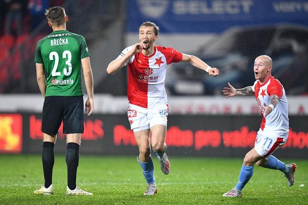 Tomáš Souček (uprostřed) a Miroslav Stoch se radují, Slavia míří za vítězstvím, vlevo smutný Tomáš Břečka z Jablonce.