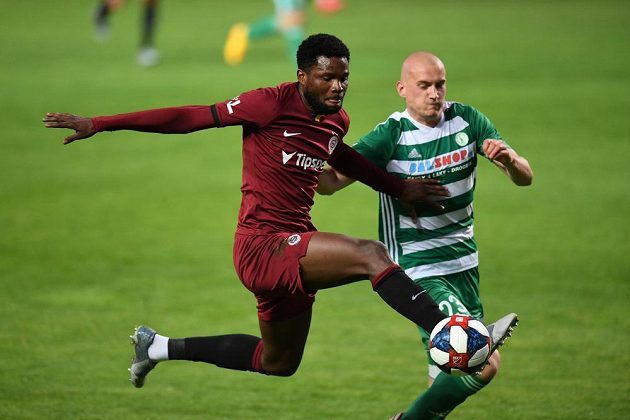 Sparťanský útočník Tetteh v souboji s obráncem Bohemians Köstlem během fotbalového derby.