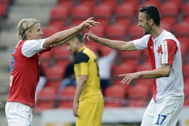 Tomáš Mičola ze Slavie (vlevo) se raduje z gólu v ligovém utkání proti Českým Budějovicím se svým spoluhráčem Janem Vošahlíkem.
