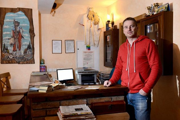 Pan majitel úřaduje i v recepci. Polský dres a Dudkovy rukavice vítají klientelu ze severu...