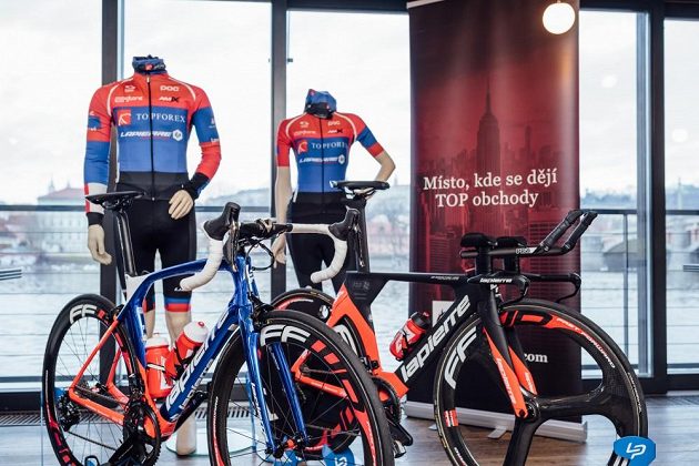 Nový design dresů týmu Topforex Lapierre a stroje, na nichž budou závodníci českého týmu startovat.