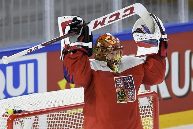 Český brankář David Rittich se raduje z vítězství a z prvního vychytaného utkání s čistým kontem v národním týmu.