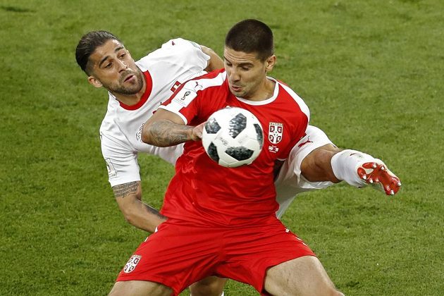Na nebezpečného srbského kanonýra Aleksandara Mitroviče (vpravo) si vyšlápl Ricardo Rodriguez ze Švýcarska.