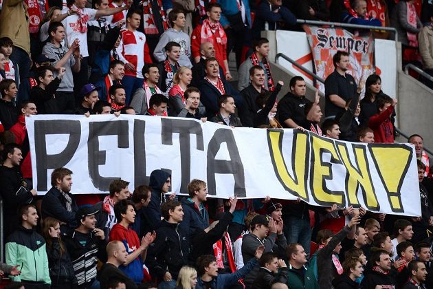 Fanoušci Slavie Praha během utkání 23. kola Gambrinus ligy s transparentem "Pelta ven".