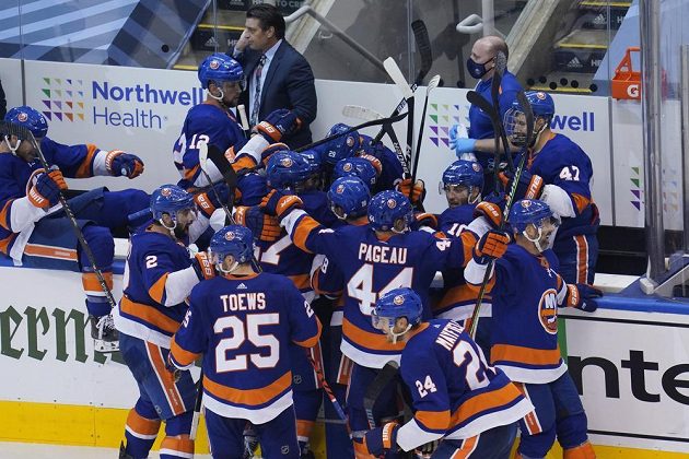 Radost hokejistů New York Islanders po rozhodujícím gólu útočníka Mathew Barzala (13) do sítě Washingtonu.