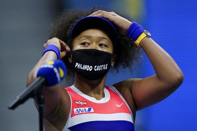 Japonská tenistka Naomi Ósakaová s jednou ze svých roušek, na které má jméno černoššské oběti - po zápase s Američankou Bradyovou.