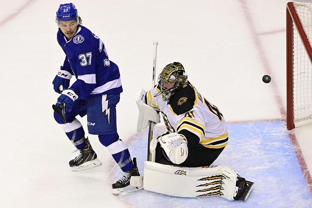 Yanni Gourde (37) z Tampy sleduje puk směřující za záda bostonského brankáře Jaroslav Haláka. Autor gólu Ondřej Palát není na snímku.