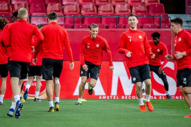 Tomáš Souček (uprostřed) při předzápasovém tréninku na stadionu FC Sevilla.