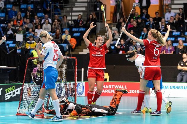 Švýcarky Seraina Ulberová (vlevo) a Lena Cinaová se radují z branky v síti Lenky Kubíčkové, přihlížejí Eliška Vrátná a Klára Leierová (vpravo).