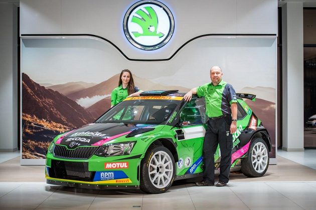 Vojtěch Štajf s Markétou Skácelovou před Škodou Fabií R5 týmu Racing21.
