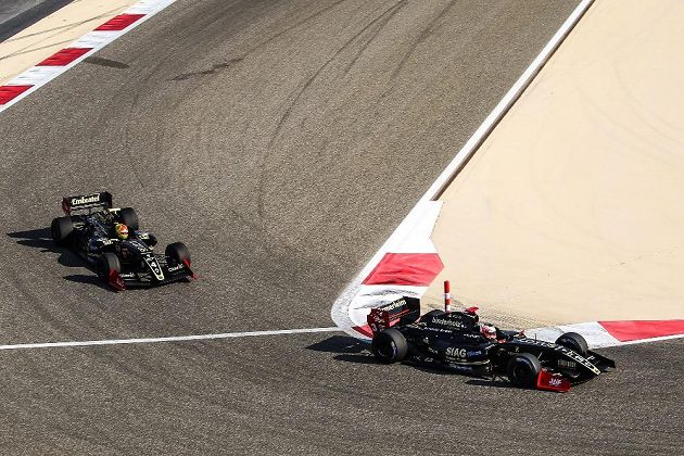 Lotusy útočí v Bahrajnu na titul. Vpředu Pietro Fittipaldi, záda mu kryje René Binder.