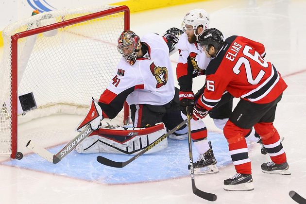 Patrik Eliáš (26) střílí, ale ottawský brankář Craig Anderson (41) zůstal nepřekonán.