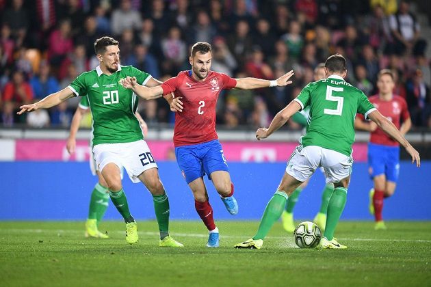 Český obránce Radim Řezník mezi Severními Iry, vlevo Craig Cathcart, vpravo Jonny Evans.
