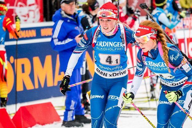 Markéta Davidová (vpravo) přebírá štafetu od Evy Puskarčíkové v závodě biatlonistek v německém Ruhpoldingu.