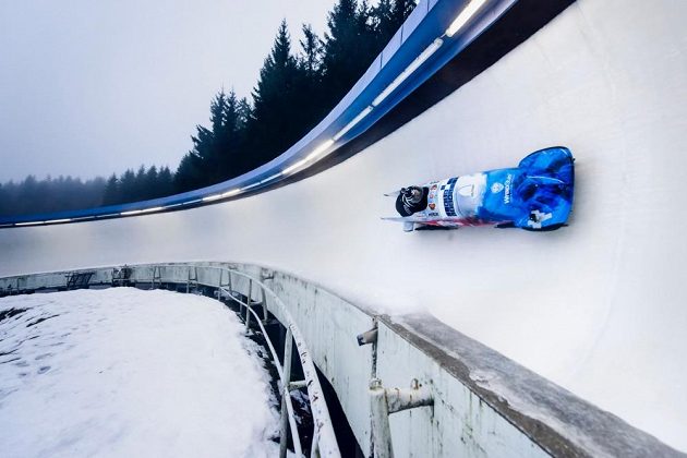 Dominik Dvořák pilotuje čtyřbob v německém Altenbergu.