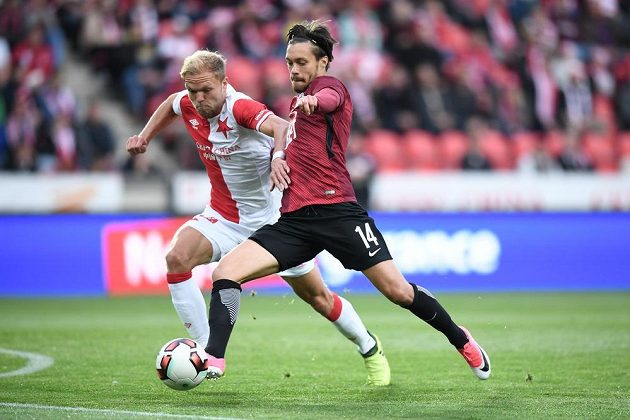 Slávista Mick van Buren (vlevo) v souboji s Václavem Kadlecem ze Sparty v pražském derby.