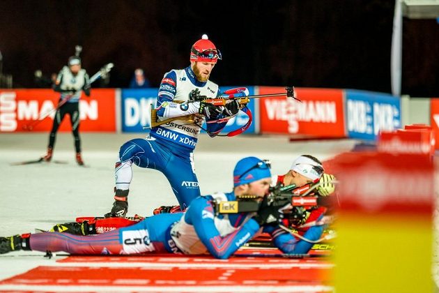 Michal Šlesingr se v závodu smíšených štafet v Östersundu chystá zalehnout ke střelbě.