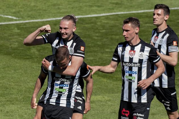 Fotbalisté Budějovic zleva Maksym Talověrov, Marko Alvir, Pavel Novák a Lukáš Havel se radují z branky v utkání 31. kola české fotbalové ligy.