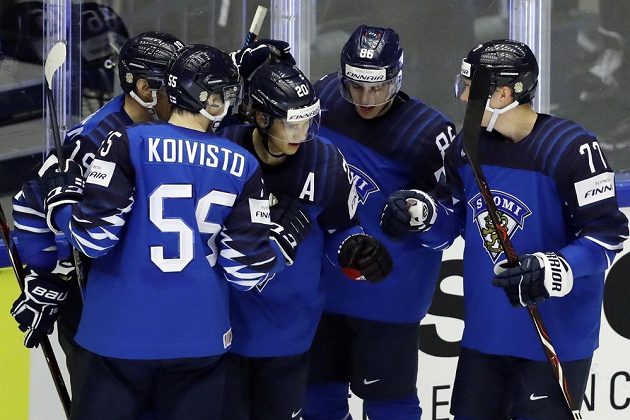 Finský střelec Sebastian Aho se raduje se spoluhráči ze své trefy v utkání mistrovství světa proti USA.