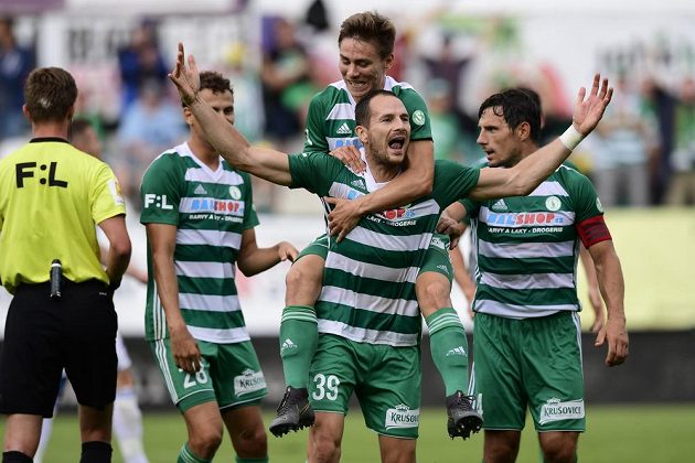 Hráči Bohemians se radují z druhé branky proti Mladé Boleslavi, kterou vstřelil Jakub Podaný (uprostřed dole).