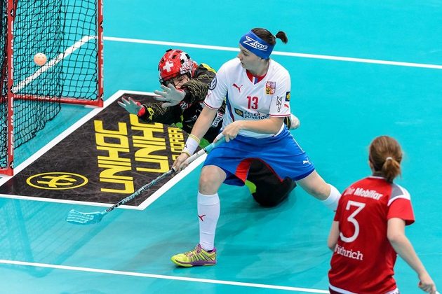 Brankářka Lenka Kubíčková s pomocí Michaely Mlejnková zasahuje proti střele Švýcarky Janine Wuthrichové.