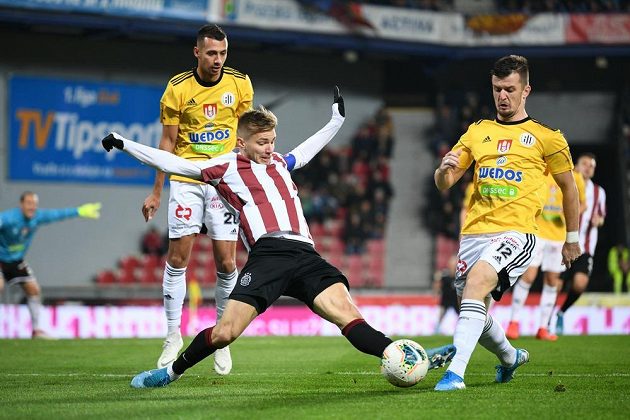 Sparťan Martin Frýdek v červenobílém retrodresu a českobudějovičtí Ivan Schranz (26) a Benjamin Čolič (12)