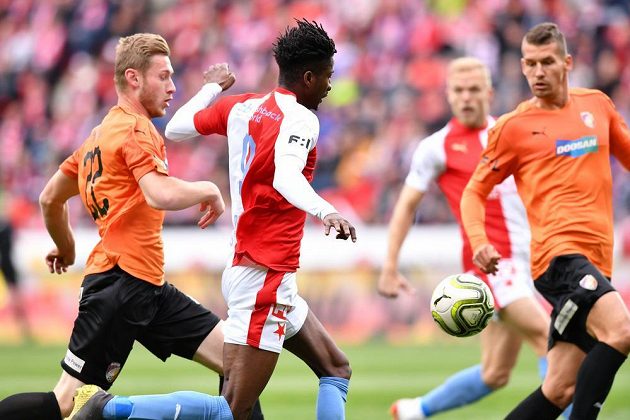Fotbalista Slavie Peter Olayinka se snaží uniknout plzeňskému stoperovi Jakubu Brabcovi v ligovém šlágru skupiny o titul.