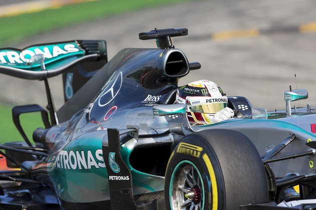 Lewis Hamilton s mercedesem na trati Velké ceny Belgie na okruhu Spa-Francorchamps.