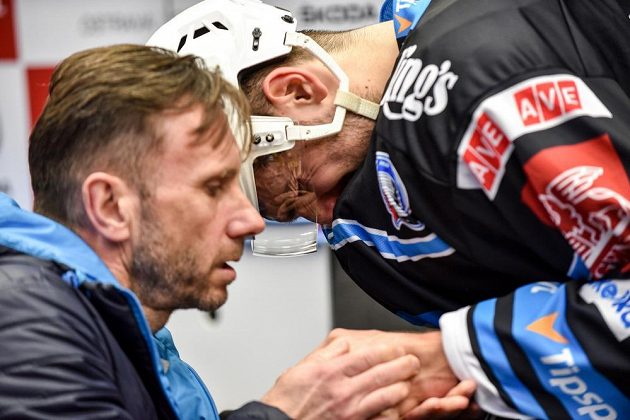 Bolestná grimasa Michala Moravčíka z Plzně po zlomenině zápěstí při utkání ve Vítkovicích.