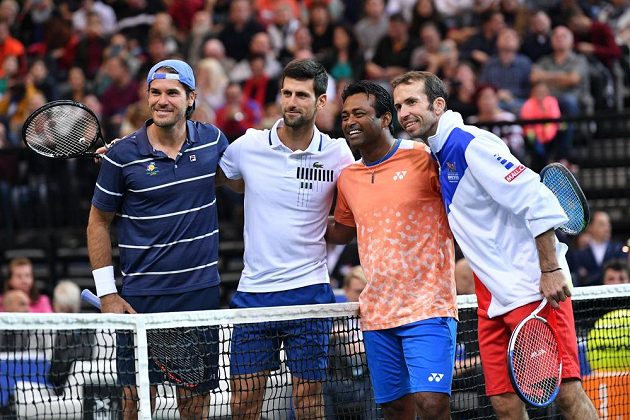 Rozlučka Radka Štěpánka s tenisovou kariérou: na snímku (zleva) Tommy Haas, Novak Djokovič, Leander Paes a "oslavenec" Štěpánek.