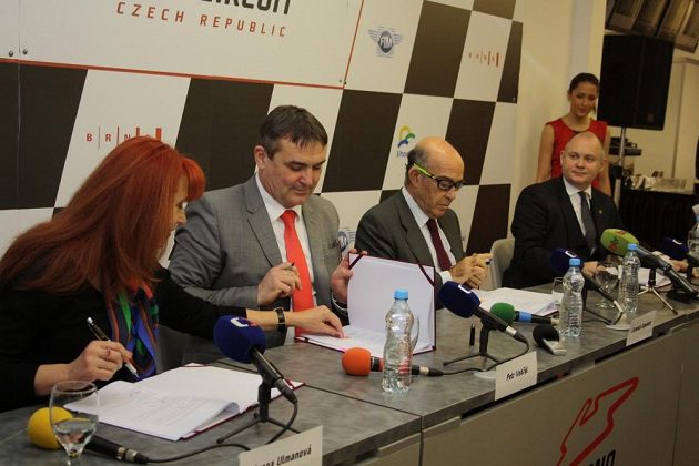 Úsměvy po podpisu smlouvy. Zleva Ivana Ulmanová, Petr Vokřál, Carmelo Ezpeleta a Michal Hašek.