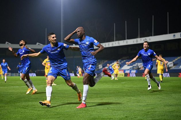 Liberecký Kamso Mara (uprostřed) slaví se spoluhráči vítězný gól z penalty proti APOEL Nikósie.