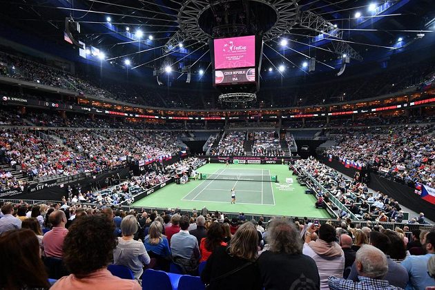 Barbora Strýcová v zápase proti Sofii Keninové z amerického týmu ve finále Fed Cupu v O2 areně v Praze.