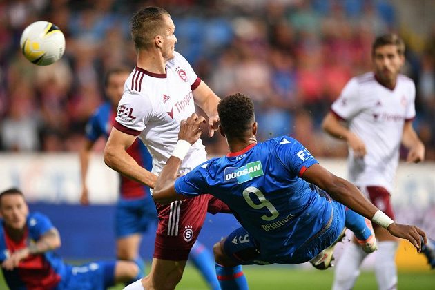 Plzeňský střelec Beauguel v akrobatickém zákroku proti bránícímu hráči Sparty Štětinovi.