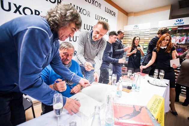 Zleva Ivo Knoflíček, Antonín Panenka a Jan Berger během autogramiády.