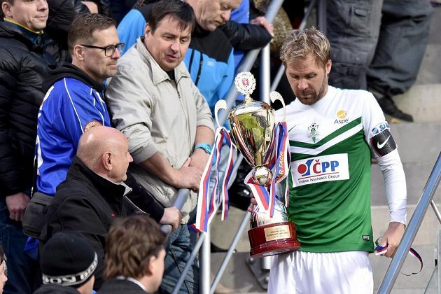 Zklamaný jablonecký kapitán Tomáš Hübschman s trofejí pro poraženého ve finále Poháru FAČR.