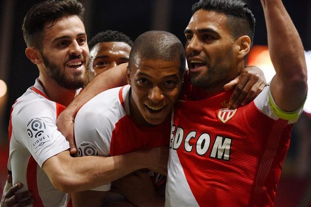 Kylian Mbappé (druhý zprava) se raduje se spoluhráči z Monaka z gólu proti St. Etienne.