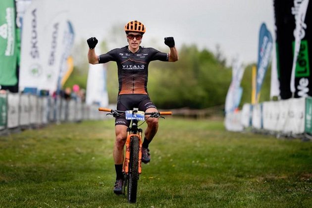 Martin Stošek z týmu Vitalo Future Cycling projíždí vítězně cílem při závodě Praha-Karlštejn ze seriálu Kolo pro život.
