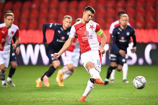 Ondřej Kúdela ze Slavie proměňuje penaltu v úvodu ligového utkání se Slováckem.